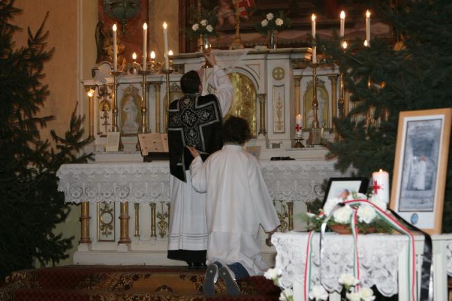 Tridenti szentmisén emlékeztünk meg Endrődön Vince atyáról és Karcsi bácsiról