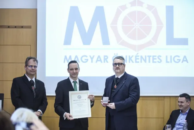 Díszoklevél és érem átadás Azbej Tristan államtitkár részére