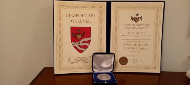 Bella Rózsa grafikusművész Alapítványunk javaslatára Gyomaendrőd Díszpolgára kitüntető címben részesült
