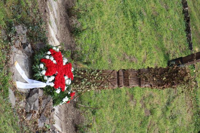 A Templomos kopjafánál elhelyezett templomos koszorú